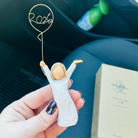 🆕🎈”Here’s to You 2026” Willow Tree Decorative Figurine with Balloon 🎈 - Picture 2 of 8